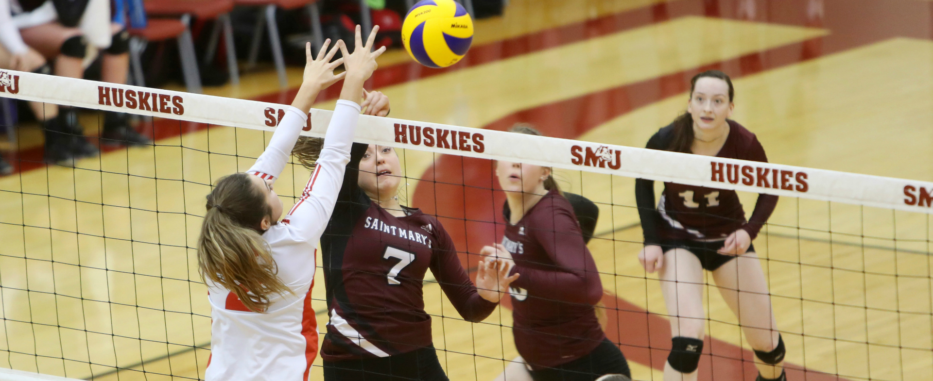 Huskies Sweep Sea-Hawks in 1st Match